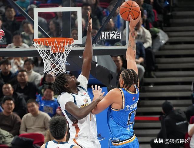 保利体育官方入口-CBA生涯首秀！麦基12中5得12分6板3助 连续“举火烧天”引关注